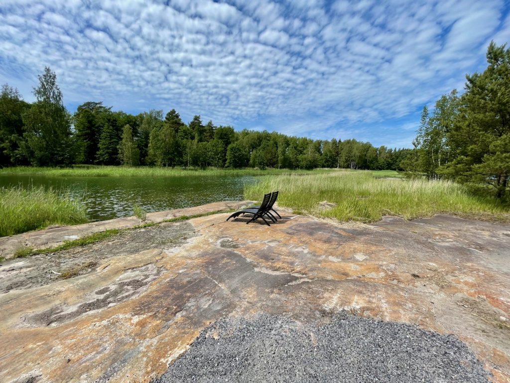 Kalliosaari ja hiekkaranta