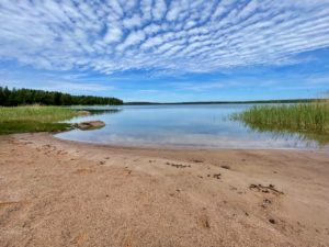 Kalliosaari ja hiekkaranta